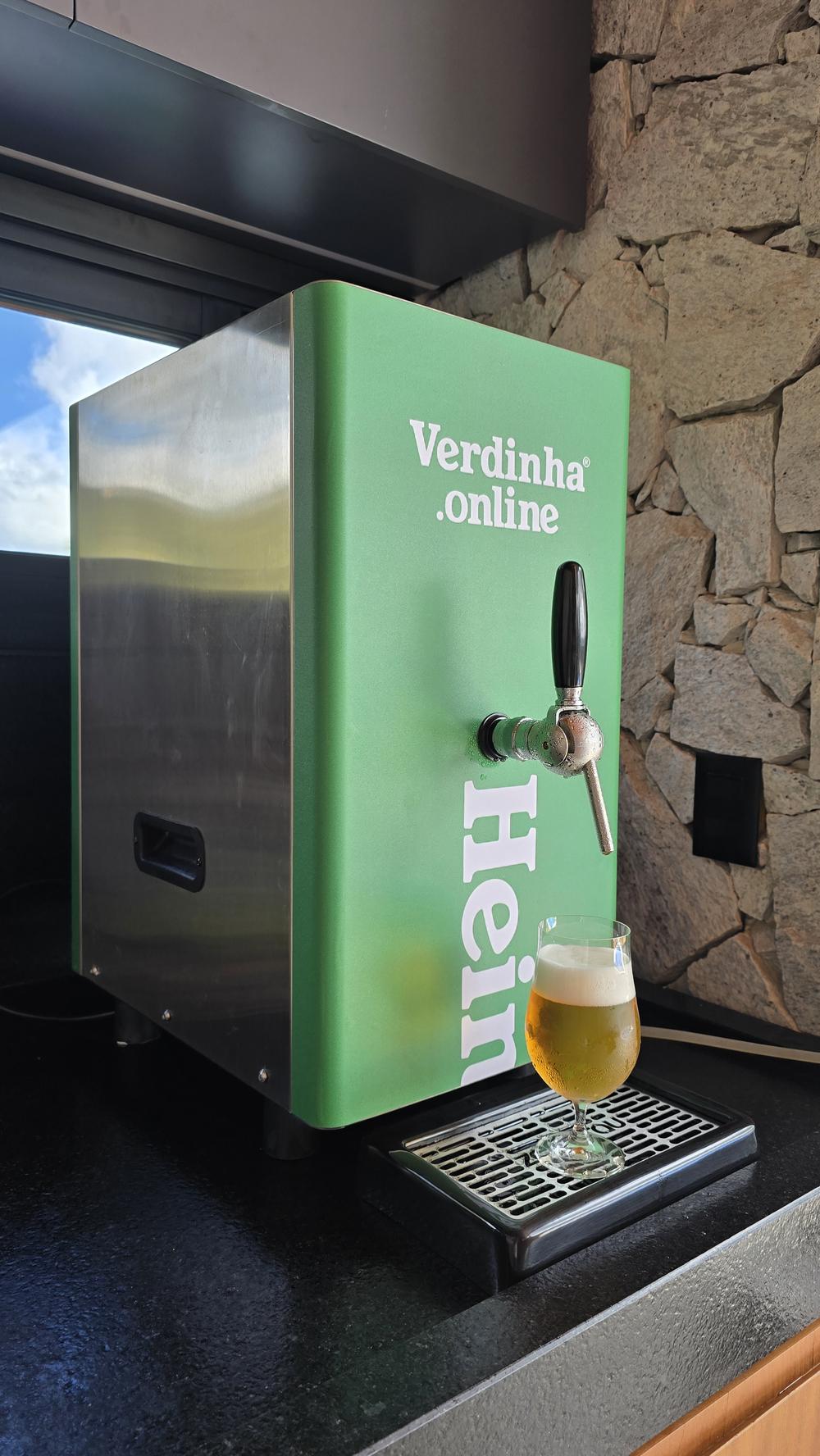Chopeira Verdinha instalada em evento com bancada Amstel